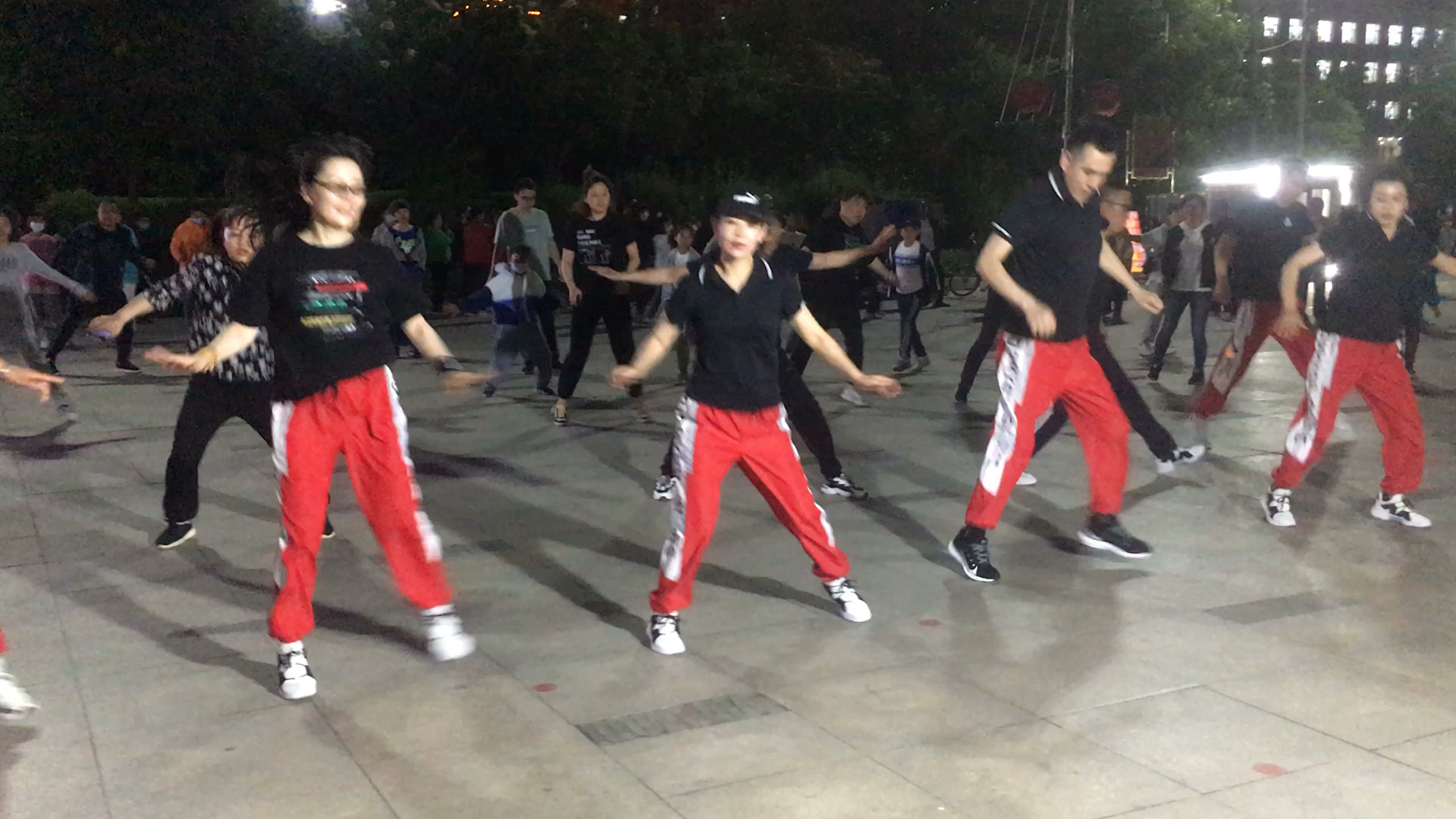 現(xiàn)代舞蹈潮流新寵，拽舞步深度探討